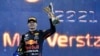 Pembalap Belanda Red Bull, Max Verstappen, merayakannya di podium Sirkuit Yas Marina setelah Grand Prix Formula Satu Abu Dhabi pada 12 Desember 2021. (Foto: AFP)