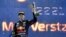 Pembalap Belanda Red Bull, Max Verstappen, merayakannya di podium Sirkuit Yas Marina setelah Grand Prix Formula Satu Abu Dhabi pada 12 Desember 2021. (Foto: AFP)