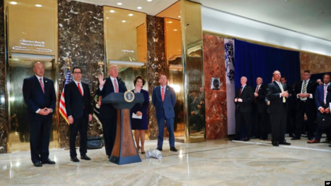 Tổng thống Donald Trump nói chuyện với giới truyền thông tại hành lang Trump Tower ở New York, ngày 15/8/2017. 