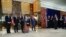 Tổng thống Donald Trump nói chuyện với giới truyền thông tại hành lang Trump Tower ở New York, ngày 15/8/2017. 