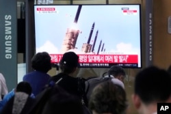 2024년 9월 12일 서울역에서 뉴스 프로그램 중 북한의 미사일 발사 장면이 TV 화면에 나오고 있다.