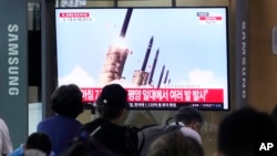 2024년 9월 12일 서울역에서 뉴스 프로그램 중 북한의 미사일 발사 장면이 TV 화면에 나오고 있다.