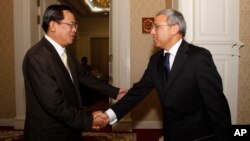 Cambodia's Prime Minister Hun Sen, left, shakes hands with Surya Subedi, right, U.N. special rapporteur for human rights in Cambodia, before their meeting at Peace Palace in Phnom Penh, Cambodia, Wednesday, Jan. 15, 2014. Subedi on Wednesday met Hun Sen concluding his 5-day mission to Cambodia, Jan. 12-16, 2014. (AP Photo/Heng Sinith)