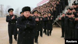 북한의 김정은 제 1위원장이 오중흡 7련대 칭호를 수여받은 조선인민군 해군 제189군부대를 시찰했다고 13일 조선중앙통신이 보도했다.