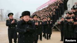 북한의 김정은 국방위 제 1위원장이 오중흡 7연대 칭호를 수여받은 조선인민군 해군 제189군부대를 현지시찰했다고 지난달 13일 조선중앙통신이 보도했다. (자료사진)