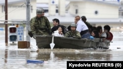 Tentara Jepang menyelamatkan warga yang terdampak banjir di kawasan Kurashiki, Jepang Selatan, 7 Juli 2018. (Foto: Kyodo).