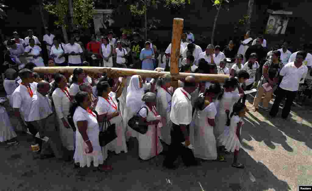 29일 스리랑카 콜롬보의 성 금요일 거리 행사에서 십자가를 지고가는 카톨릭 신자들.