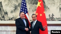 Ngoại Trưởng TQ Vương Nghị bắt tay Ngoại Trưởng Mỹ Pompeo trước cuộc đàm đạo ở Nhà Khách Quốc gia Điếu ngư đài ở Bắc Kinh. Ảnh chụp ngày 8/10/2018. Andy Wong/Pool via Reuters - 
