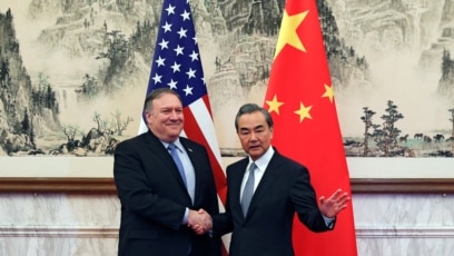 Ngoại Trưởng TQ Vương Nghị bắt tay Ngoại Trưởng Mỹ Pompeo trước cuộc đàm đạo ở Nhà Khách Quốc gia Điếu ngư đài ở Bắc Kinh. Ảnh chụp ngày 8/10/2018. Andy Wong/Pool via Reuters - 