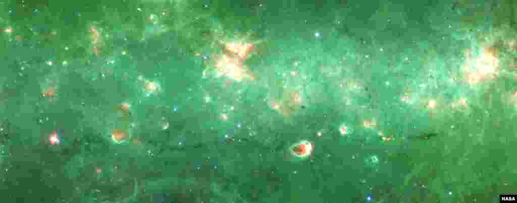 Researchers have identified a new spine-like structure of our Milky Way galaxy -- a long, dense tendril of dust and gas. (NASA/JPL/SSC)