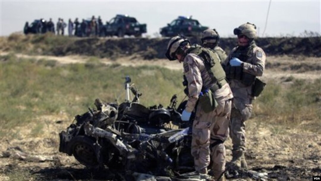 Tentara NATO di Afghanistan memeriksa rongsokan kendaraan yang dipakai sebagai bom bunuh diri (foto: dok.).