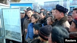 북한 주민들이 광장에 게시된 신문을 읽고 있는 모습 (자료 사진)