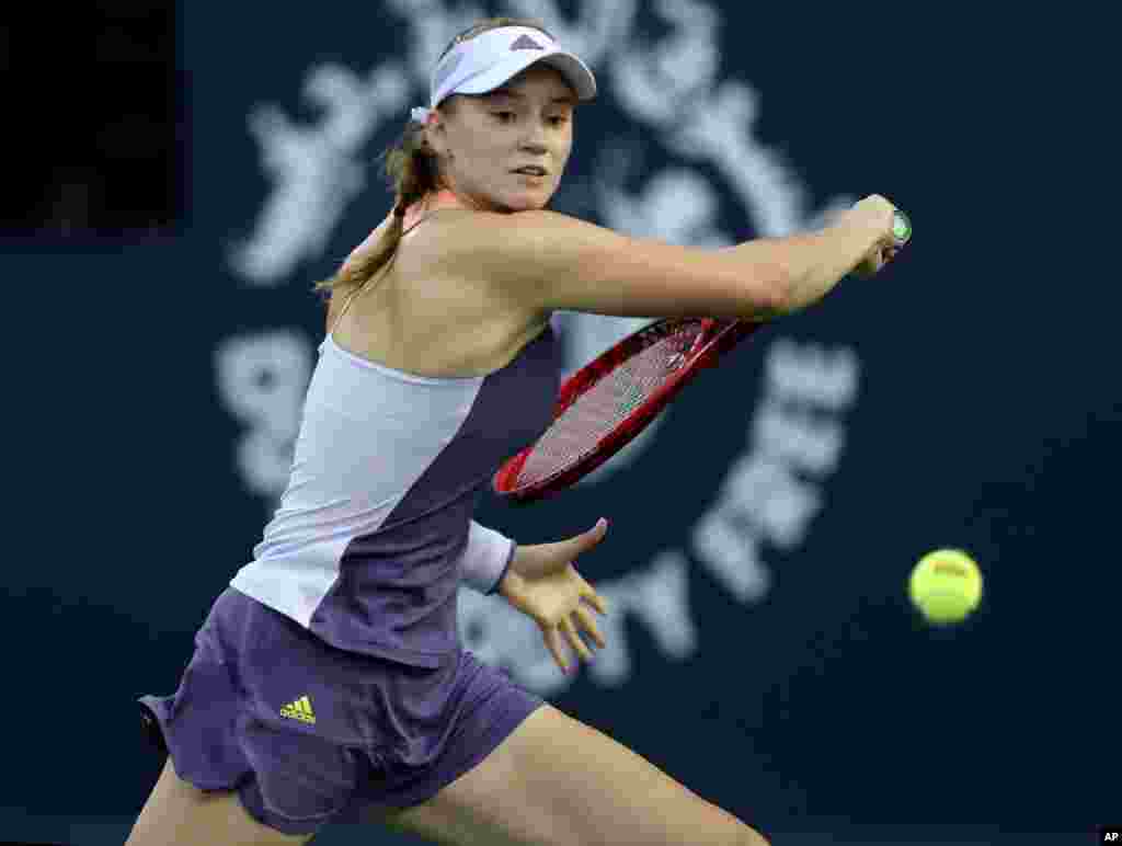 النا ریباکینا تنیسور ۲۰ ساله قزاقستانی توانست در مسابقه نیمه نهایی تنیس دبی بر&nbsp;پترا مارتیچ تنیسور ۲۹ ساله از کرواسی غلبه کند. &nbsp;