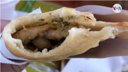 “Yo estoy aquí para cumplir todo lo que el cliente desee comer en ese momento”, comenta a la VOA Faisuris desde su kiosco de empanadas en una playa de La Guaira. Foto: VOA.