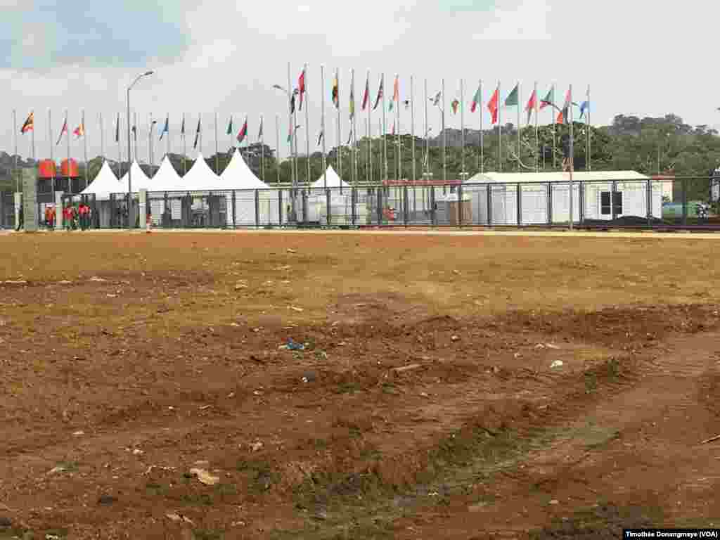 Vue sur le stade d'Oyem, au Gabon, le 25 janvier 2017. (VOA/Timothée Donangmaye)