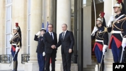 French President Francois Hollande (L) shakes hands with Russian President Vladimir Putin upon his arrival at the Elysee Palace, on Oct. 2, 2015, for a peace summit on the Ukraine conflict. 