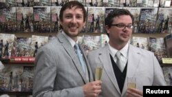 Jason Welker y Scott Everhart, una pareja homosexual de Nueva York, se casó el pasado 20 de junio en una original ceremonia celebrada en una tienda de cómics de Manhattan. 