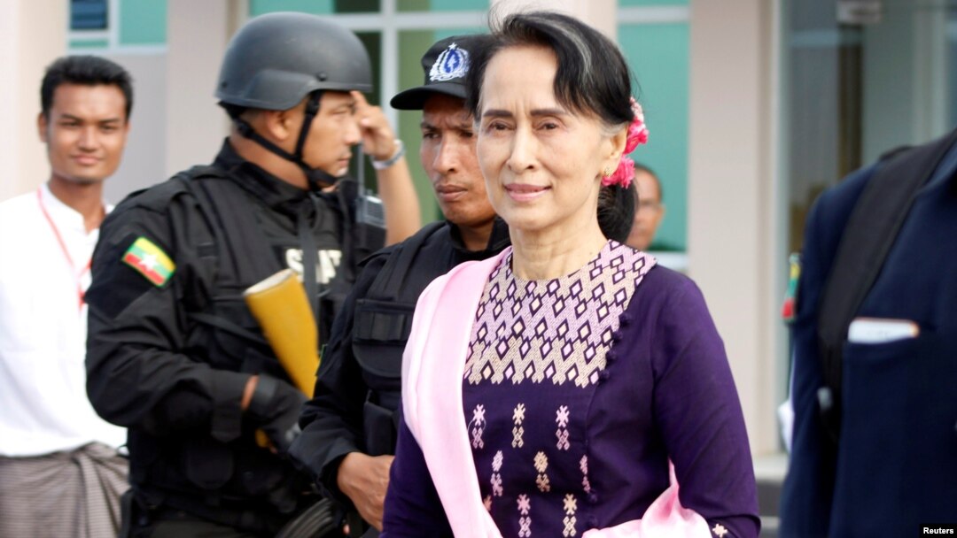 Pemimpin de facto Myanmar Aung San Suu Kyi tiba di bandara Sittwe setelah mengunjungi Maungdaw di negara bagian Rakhine, Kamis (2/11). 