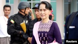 Pemimpin de facto Myanmar Aung San Suu Kyi tiba di bandara Sittwe setelah mengunjungi Maungdaw di negara bagian Rakhine, Kamis (2/11). 