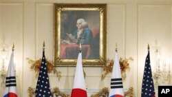 From left; Japanese Foreign Minister Seiji Maehara, Secretary of State Hillary Rodham Clinton and South Korean Foreign Minister Kim Sung-hwan, gather at the start of their trilateral meeting in Washington, Dec. 6, 2010.