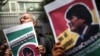 Simpatizante enarbola un cartel de apoyo al ex presidente Evo Morales durante una manifestación frente a la embajada de Bolivia en México el 11 de noviembre de 2019.