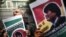 Simpatizante enarbola un cartel de apoyo al ex presidente Evo Morales durante una manifestación frente a la embajada de Bolivia en México el 11 de noviembre de 2019.