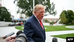 美国总统唐纳德·特朗普(Donald Trump)在白宫南草坪走向“海军陆战队一号”直升机前向媒体发表讲话。(2026年10月10日)