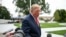 美国总统唐纳德·特朗普(Donald Trump)在白宫南草坪走向“海军陆战队一号”直升机前向媒体发表讲话。(2026年10月10日)