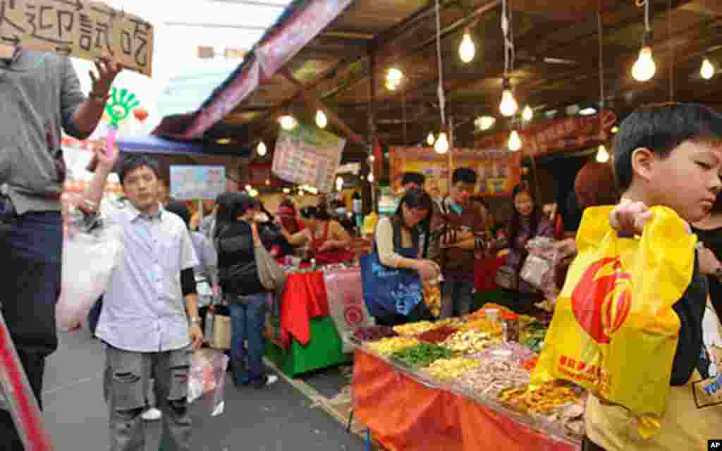 Taiwanese prepare for Chinese new year