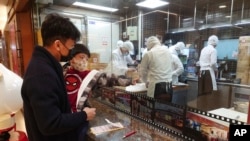 Para pelanggan menunggu di luar restoran Din Tai Fung di Taipei, Taiwan, 28 Januari 2021. Din Tai Fung mengumumkan pada 26 Agustus 2024, pihaknya akan menutup belasan restonya di China. (Foto: Chiang Ying-ying/AP Photo)