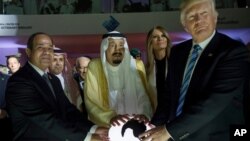 ພາບມນວັນທີ 21, 2017, ປະທານາທິບໍດີອີຈິບ ທ່ານ Abdel Fattah al-Sissi, ກະສັດຂອງ Saudi Salman, ສະຕີໝາຍເລກນຶ່ງ ທ່ານນາງ Melania Trump ແລະປະທາ
ນາທິບໍດີດໍໂນລ ທຣຳ ຢ້ຽມຢາມສູນກາງແຜນຍຸດທະສາດ
ເພື່ອຕໍ່ສູ້ກັບກັບແນວຄິດຂອງກຸ່ມຫົວຮຸນແຮງ ຫຼື Global Center for Combating Extremist Ideology, ໃນ Riyadh, Saudi Arabia.