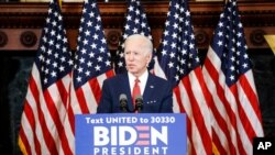 El exvicepresidente Joe Biden habla a sus seguidores el martes 2 de junio de 2020 en Filadelfia.