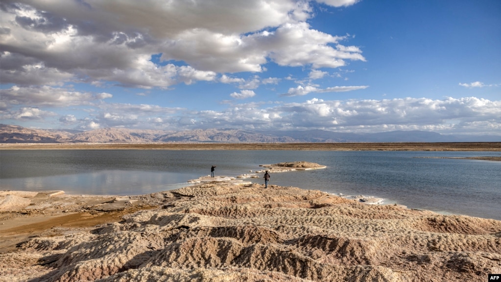 Rock patterns formed by crystalised minerals are pictured along the Dead Sea shore near Kibbutz Ein Gedi in eastern Israel on December 30, 2024. (Photo by Menahem Kahana / AFP)