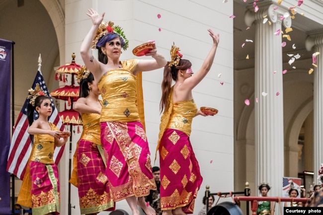 Para penari membawakan tari Bali "Pendet" (foto courtesy: Ivan Indrautama).