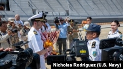 美国海军“辛辛那提”号滨海战斗舰舰长安德鲁·雷卡姆中校在柬埔寨云壤海军基地接受基地参谋长兼副司令钟·希德塞斯少将的欢迎。(2026年1月24日)