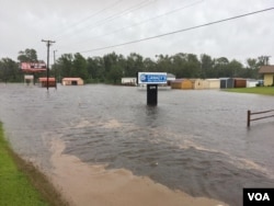 Floodwaters were rising near businesses in LaGrange, N.C., as Tropical Storm Florence pounded the area, Sept. 15, 2018. (VOA Russian service)