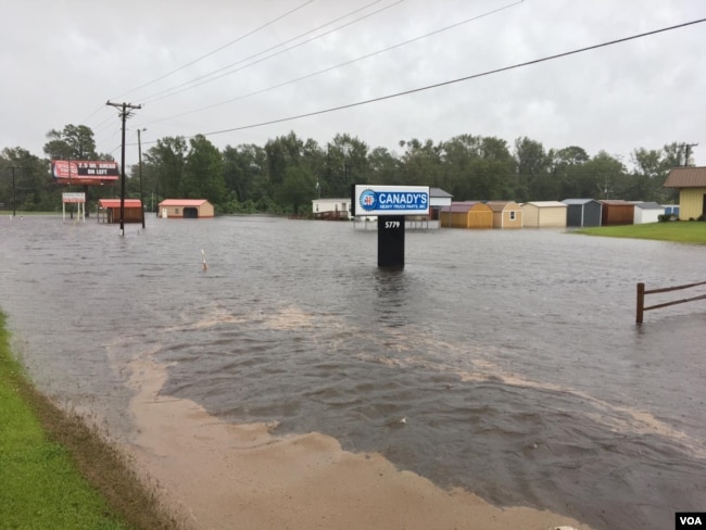 Floodwaters were rising near businesses in LaGrange, N.C., as Tropical Storm Florence pounded the area, Sept. 15, 2018. (VOA Russian service)
