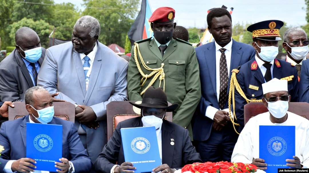 Pemerintah Sudan saat penandatanganan perjanjain perdamaian dengan kelompok bersenjata di Juba, Sudan Selatan bulan lalu (foto: dok). 