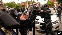 La policía y los manifestantes se enfrentan, el miércoles 23 de septiembre de 2020 en Louisville, Kentucky.
