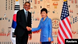 25일 바락 오바마 미국 대통령(왼쪽)과 박근혜 한국 대통령이 청와대에서 정상회담을 가졌다.