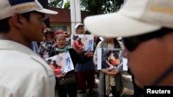 Protesters shout for the release of land activist Tep Vanny during a demonstration in front of the Municipal Court of Phnom Penh, Cambodia, September 19, 2016. 