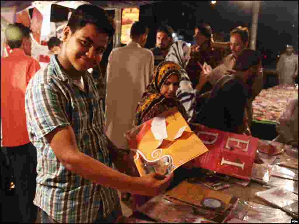 عید کارڈز خریدنے والوں میں زیادہ تر گاہک نوجوان ہیں، جو عید کی پُرمسرت مبارکباد عید کارڈ کے ذریعے کرتے ہیں