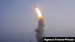 북한 관영 조선중앙통신이 1일 "9월 30일 새로 개발한 반항공미사일 시험발사를 진행했다"며 공개한 사진.