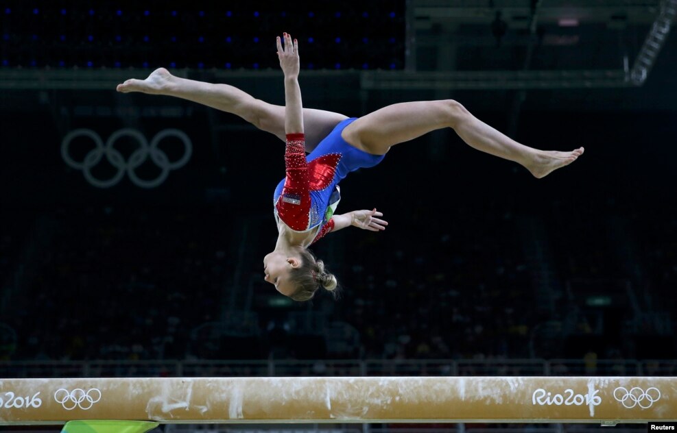 Daria Spiridonova de Russia compite en las pruebas clasificatorias de viga.