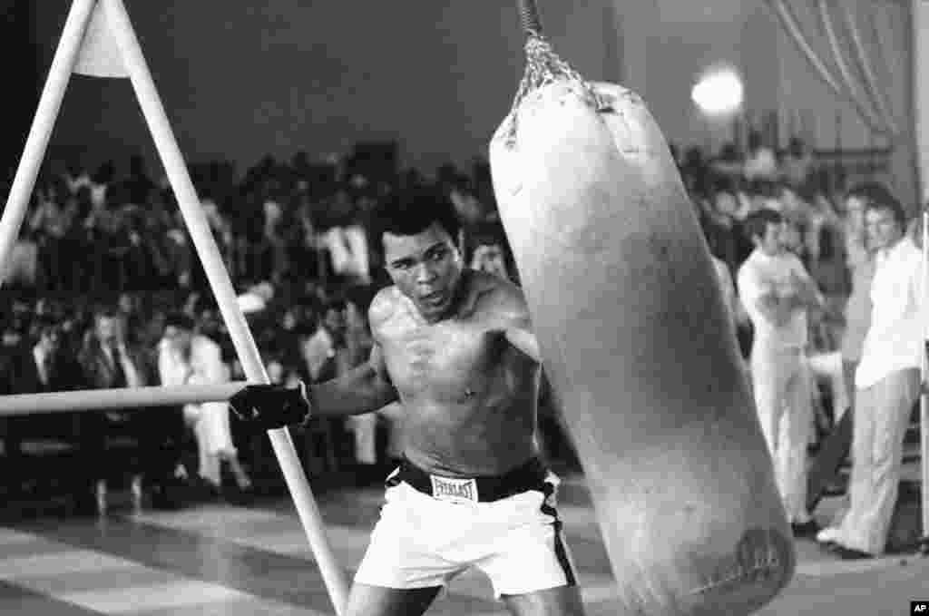 Tháng 10-1974: Muhammad Ali tập dượt trước trận đấu với George Foreman ở Zaire. (AP)