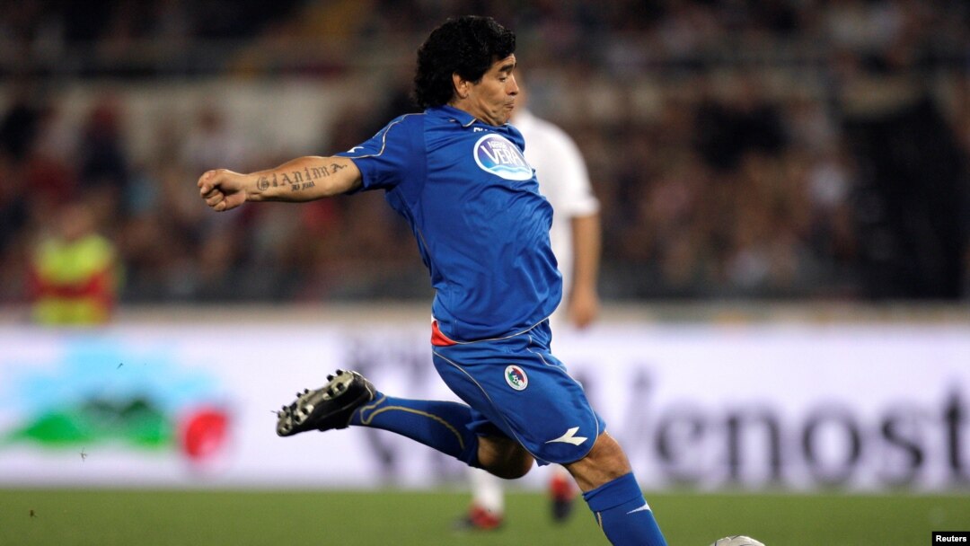 Diego Maradona wabaye ikirangirire mu mukino w'umupira w'amaguru ku kibuga cy'i Roma mu Butaliyani mukwa gatanu 12, 2008. 