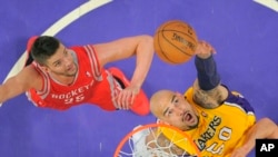 Chandler Parsons des Houston Rockets, en rouge, le mardi 8 avril 2014 à Los Angeles. (Photo AP / Mark J. Terrill)