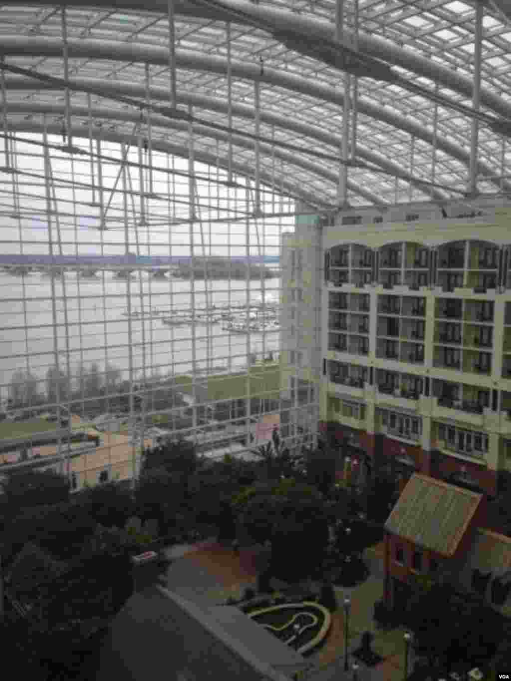 今年保守政治行动大会(CPAC)在马里兰州国家港口的Gaylord宾馆举行。窗外是Potomac河。室内布置得像热带雨林。(美国之音方方拍摄)