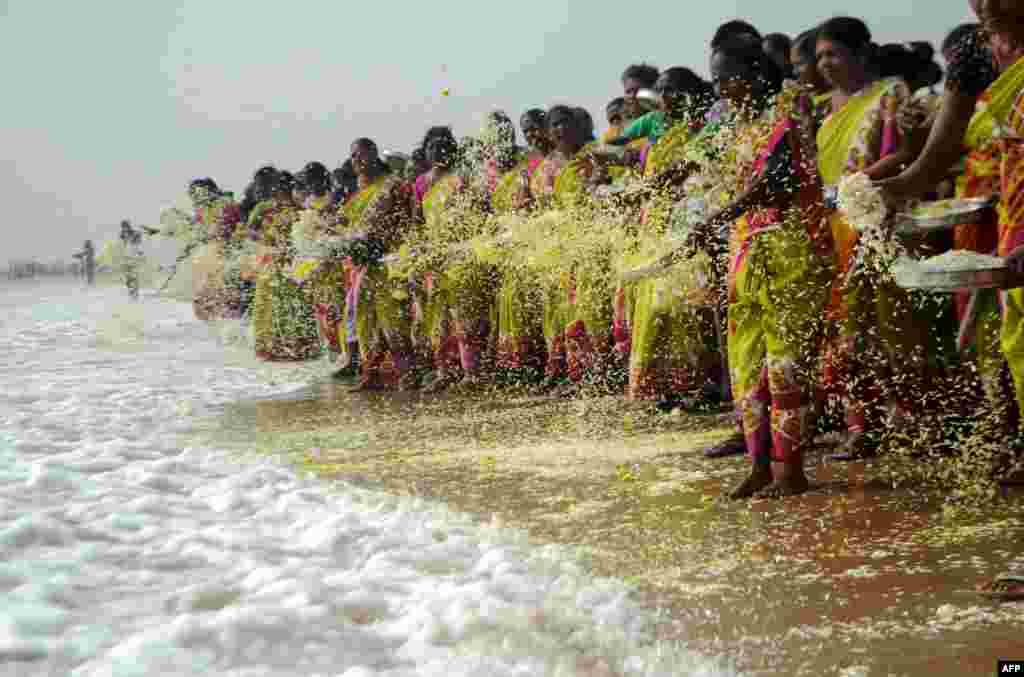 인도 마리나비치에서 열린 2004년 쓰나미 희생자 추모행사에서 첸나이 지역 여성들이 바다에 꽃을 뿌리고 있다. &nbsp;