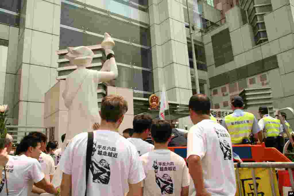 港人悼念胡耀邦与方励之 决心平反六四